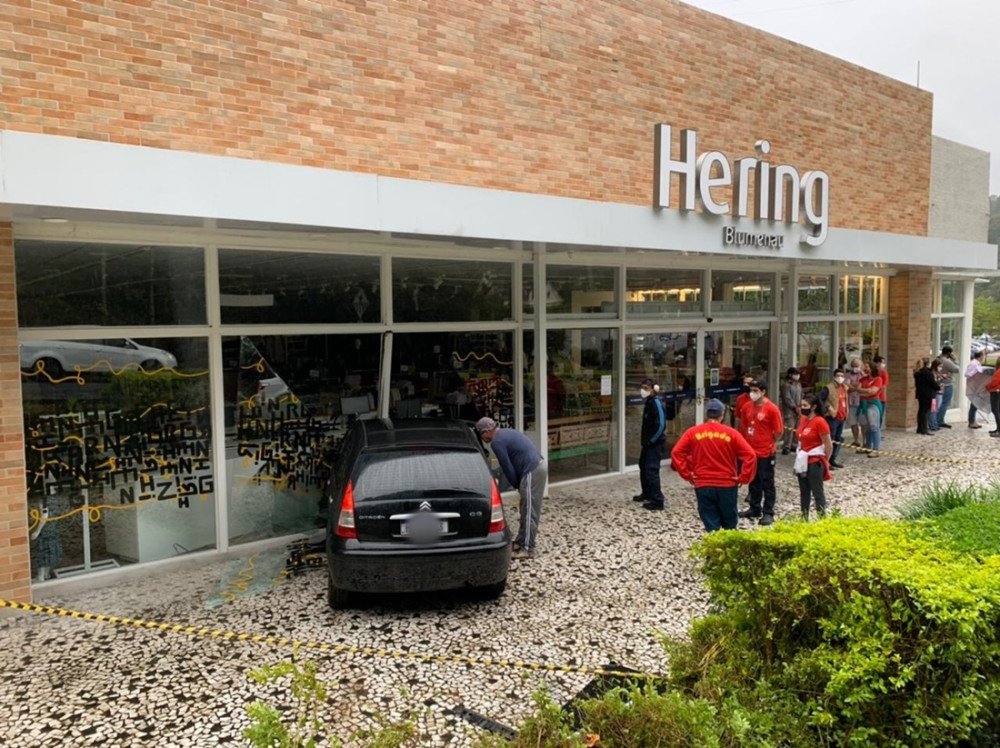 Motorista perde controle da direção e carro atinge fachada de loja em Blumenau