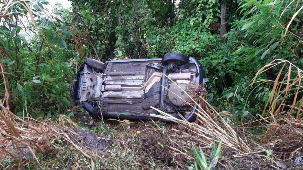 Vídeo: mais um carro cai em ribanceira às margens da Rua das Missões