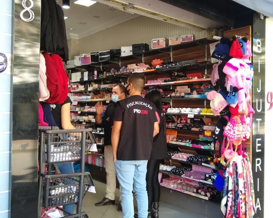 Procon de Blumenau fiscaliza produtos expostos nas vitrines