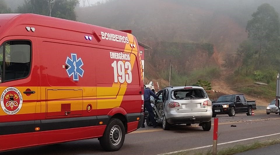 Acidente entre carro e caminhão causa lentidão no trânsito na BR-470