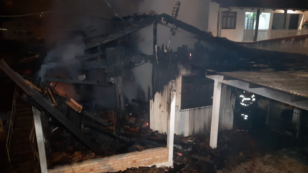 Vídeo: incêndio atinge casa de dois pisos no bairro Valparaíso em Blumenau