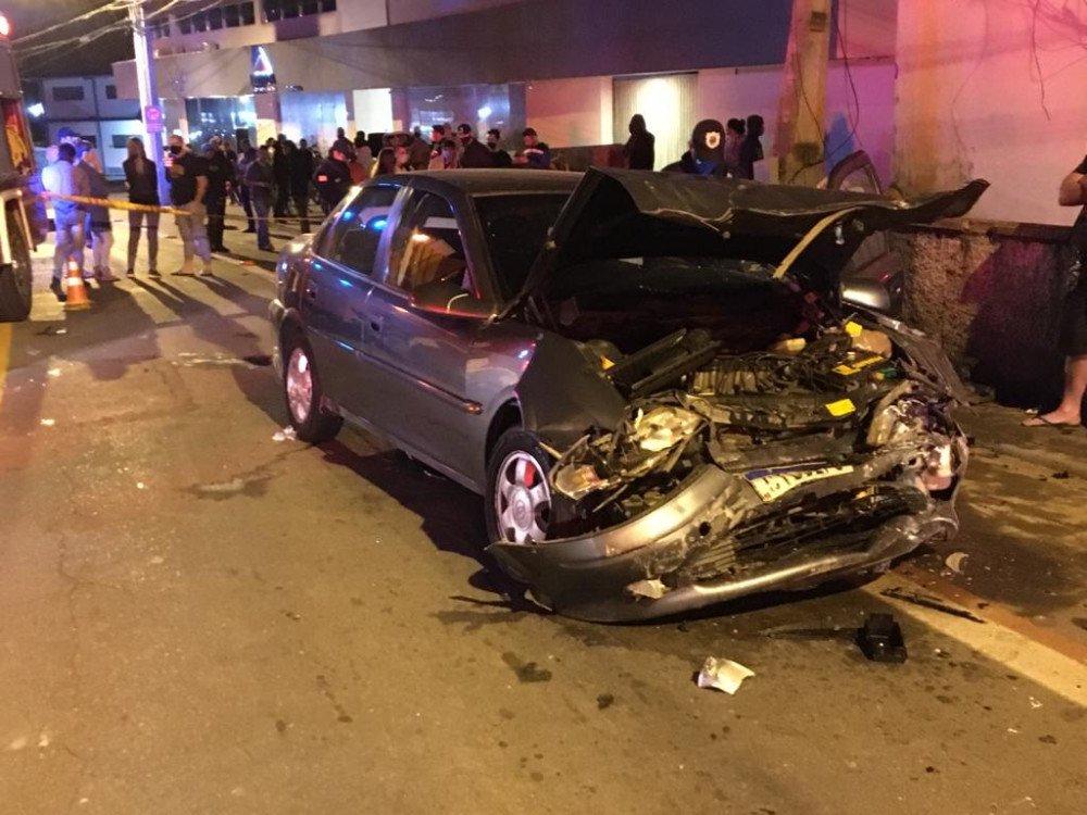 Três pessoas ficam feridas em acidente na Rua 25 de Julho na Itoupava Norte