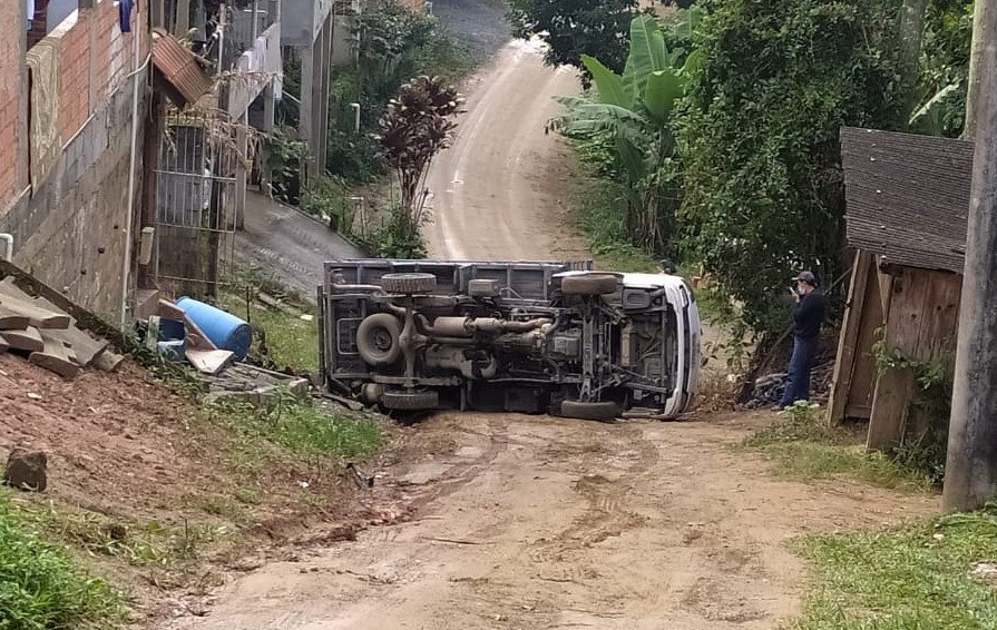 Caminhão de entrega tomba em rua não pavimentada no bairro Ponta Aguda