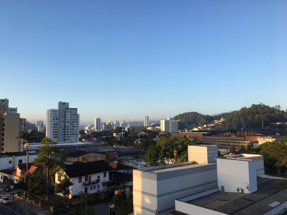 Massa de ar seco mantém tempo firme com predomínio do sol em Blumenau