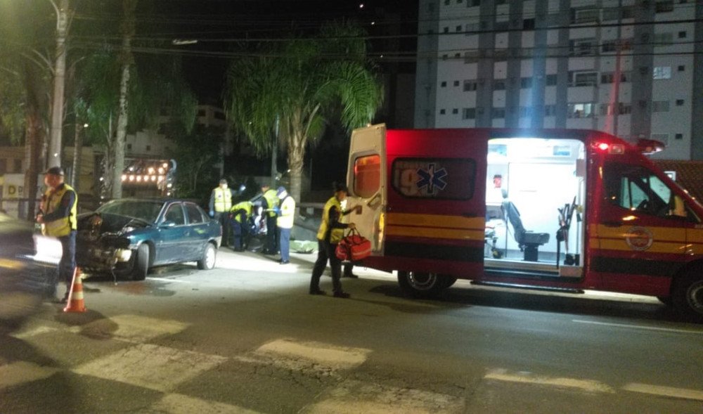 Motorista é encaminhado ao hospital após acidente no bairro Victor Konder