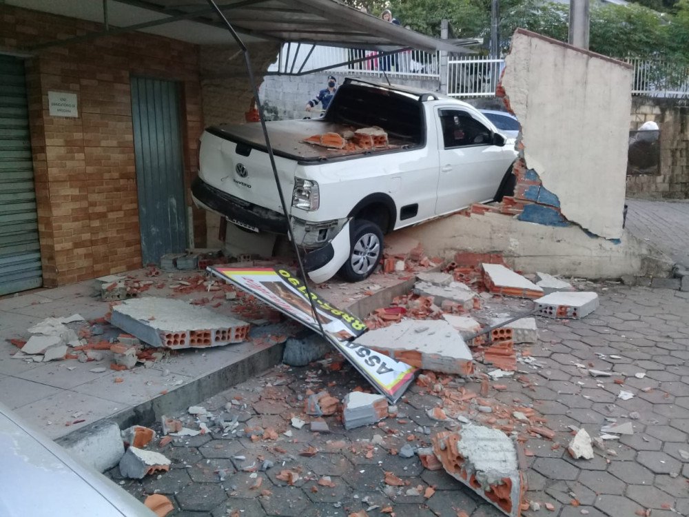 Motorista perde controle da direção e atinge muro de casa em Blumenau