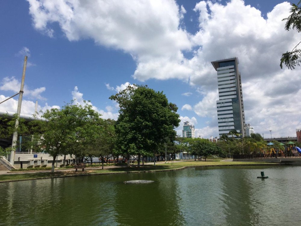 Tempo não sofre alteração e segue firme em Blumenau nesta quinta-feira