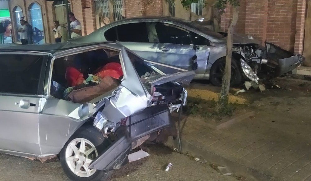 Quatro carros se envolvem em acidente próximo a blitz no Centro de Blumenau