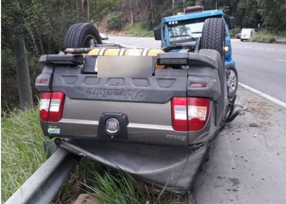 Carro sai da pista e capota na BR-470 deixando uma pessoa ferida