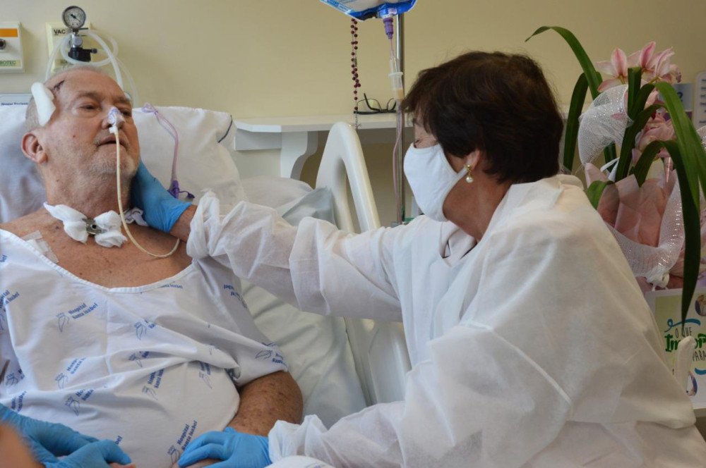 Paciente celebra aniversário de casamento com homenagem dentro do quarto de hospital em Blumenau