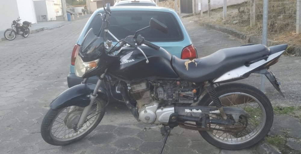 Abordagem a motocicleta com placa levantada termina com dois presos em Blumenau