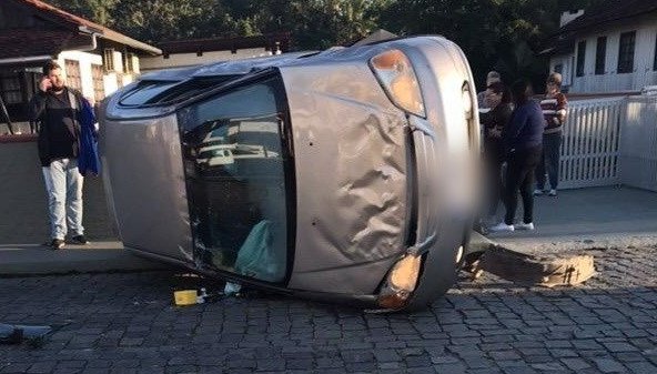 Carro tomba após motorista colidir contra caminhão guincho na Fortaleza