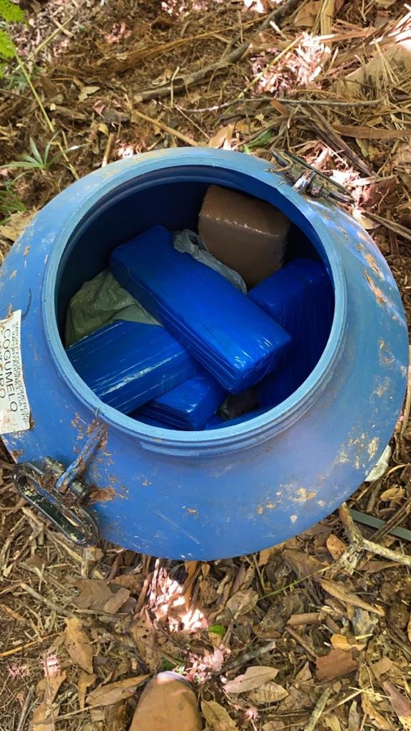 PM encontra drogas em barril em região de mata na Velha Grande