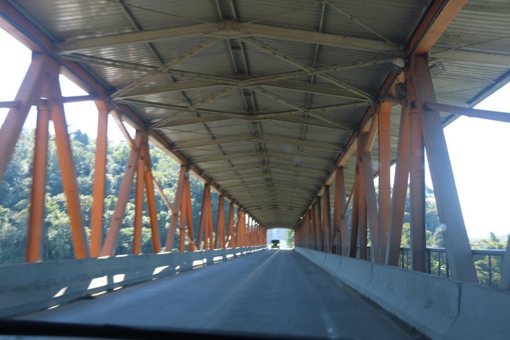 Imponente, necessária em com o clássico estilo de sua inauguração. Mas, entre as vigas de metal e as colunas de pedra, uma história atribulada: eis a Ponte Lauro Muller e o passado de polêmicas, trabalho, ruína e renascimento. Foto: Reprodução