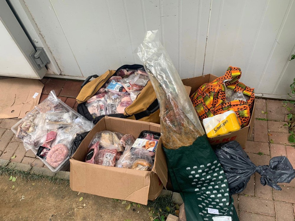 Foto: Produtos sendo devolvidos ao proprietário do restaurante. Foto: Polícia Civil