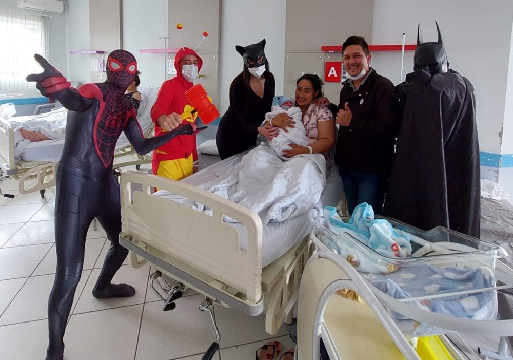 Voluntários “super-heróis” visitam crianças internadas em hospital de Indaial