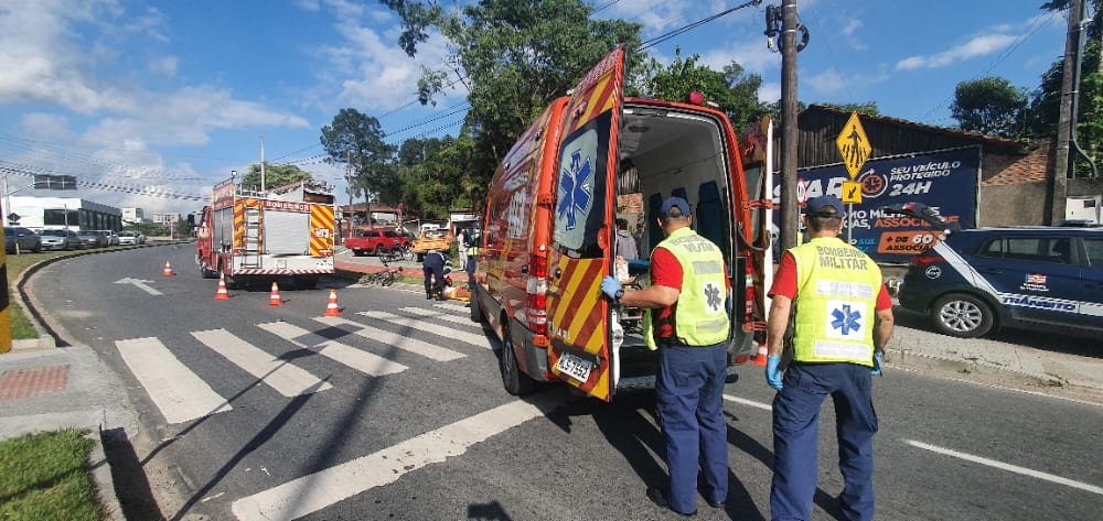 Acidente entre moto e bicicleta deixa dois feridos na manhã desta sexta em Blumenau