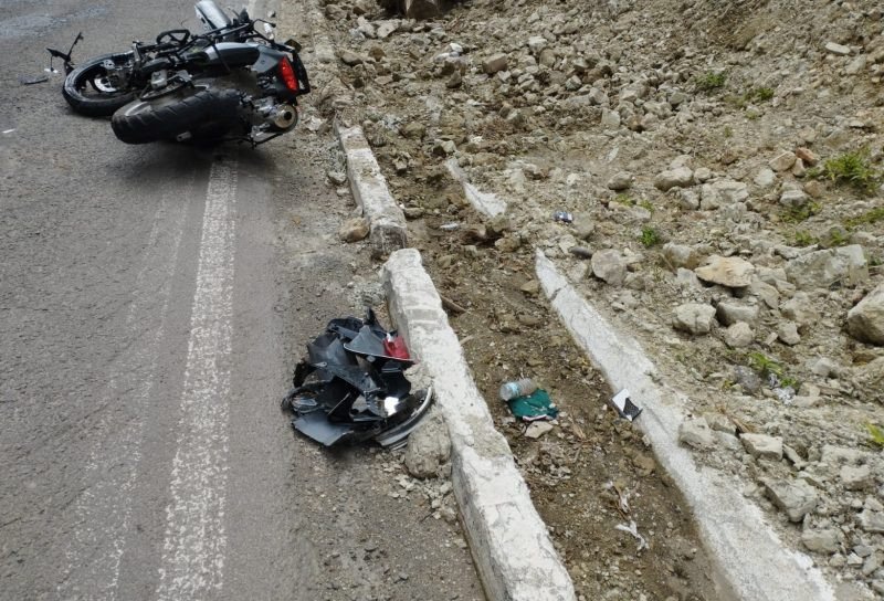 Homem morre em acidente entre moto e caminhão na BR-470