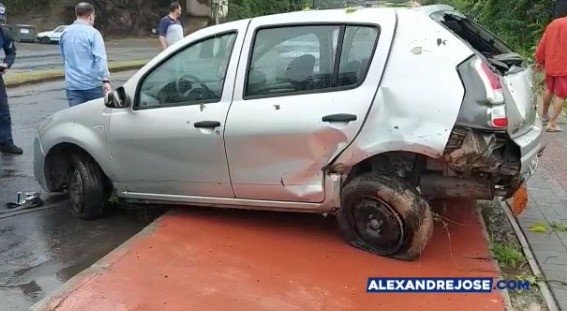 Motorista perde controle do carro e cai em ribanceira em Blumenau