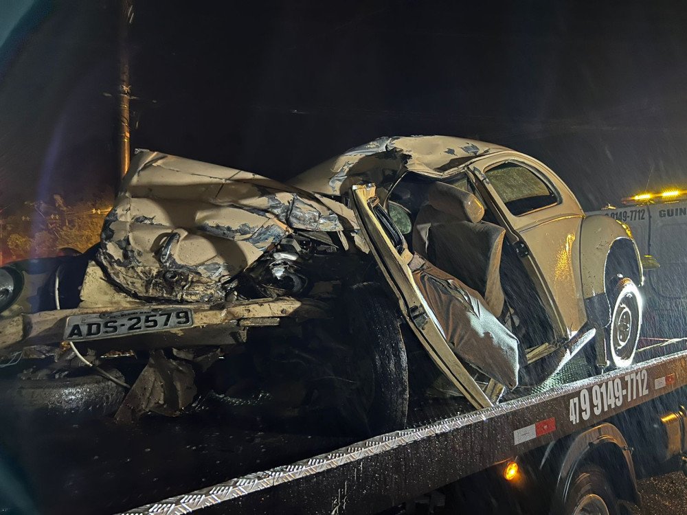 Vítimas de acidente entre fusca e carreta na SC-108 são identificadas