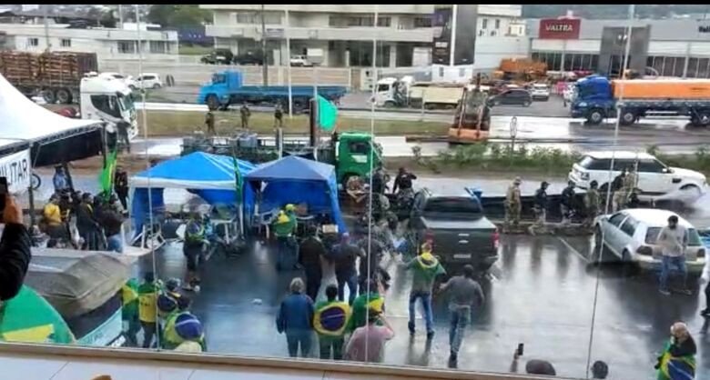 Empresário preso por agredir policiais em manifestação é solto após pagar R$ 50 mil