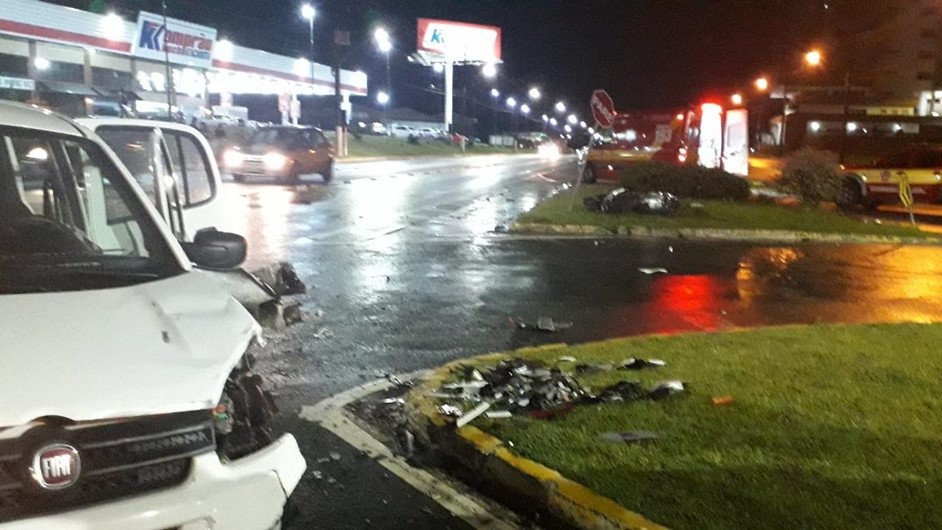 Jovem fica gravemente ferido após acidente entre carro e moto em Gaspar