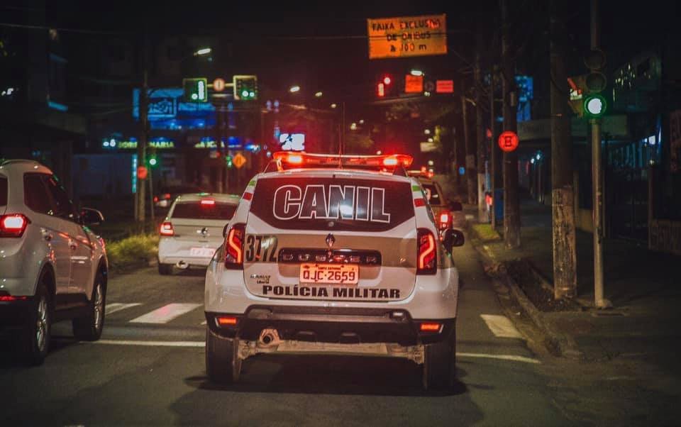 Suspeito entra em mercado para tentar escapar de abordagem da PM em Blumenau