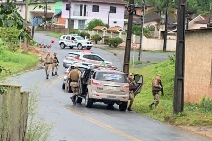 Bandidos assaltam agência bancária e fazem reféns em Ilhota; polícia está no local