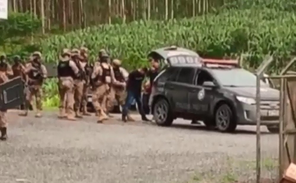 Vídeo: assaltantes que invadiram agência em Ilhota se entregam e liberam reféns