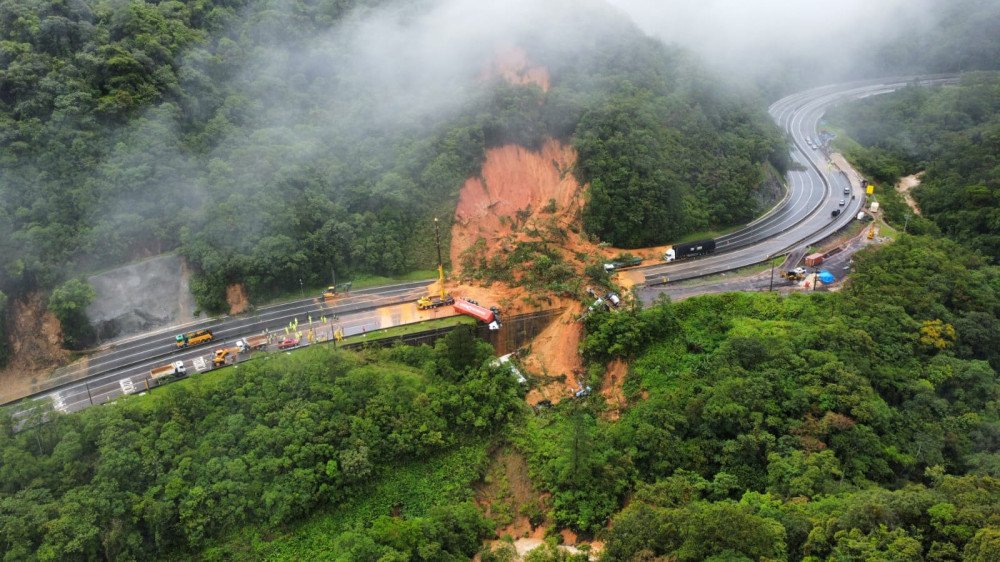 Vídeo: imagens aéreas mostram destruição em deslizamento na Serra de Guaratuba