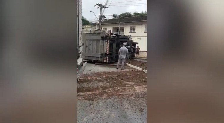 Acidente entre caminhões e carro mobiliza bombeiros e interdita rua em Blumenau