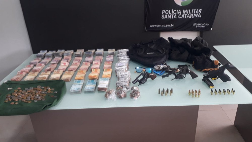 Polícia contabiliza valor que seria levado por assaltantes de cooperativa de crédito em Ilhota