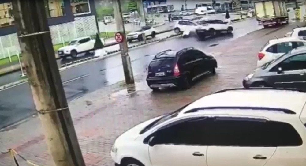 Motorista perde controle da direção e atinge decoração de Natal e carro em Blumenau