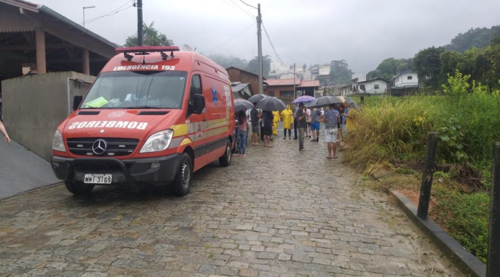 Morador de Brusque morre soterrado em deslizamento nesta quinta-feira