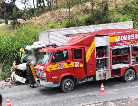 Motorista fica preso às ferragens após acidente entre caminhões em Blumenau