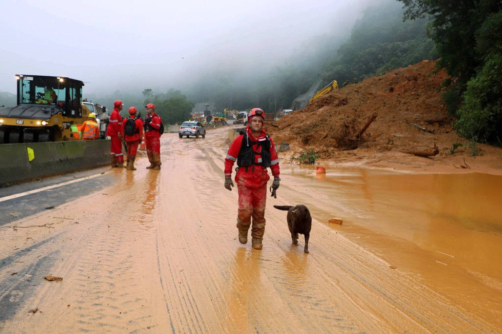 Paraná encerra buscas a vítimas do deslizamento da BR-376