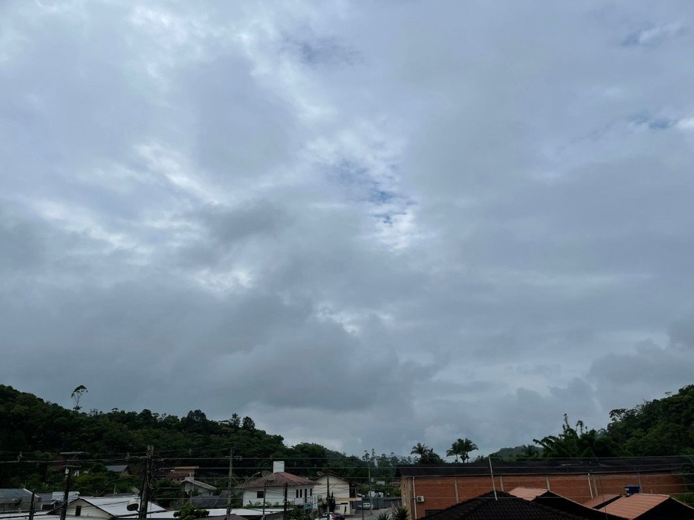 Calor e risco de trovoadas para este sábado em Blumenau e região