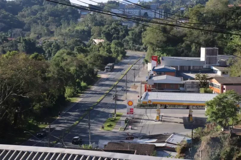 Pavimentação de rotatória na rua das Missões pode deixar trânsito lento em Blumenau