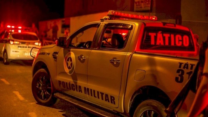 Policiais tomam banho de cerveja e Tático é acionado para conter festinha alterada