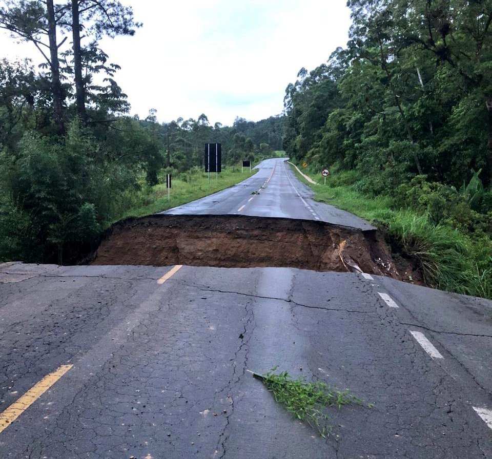 Trechos de rodovias federais e estaduais continuam com interdições; veja em quais pontos