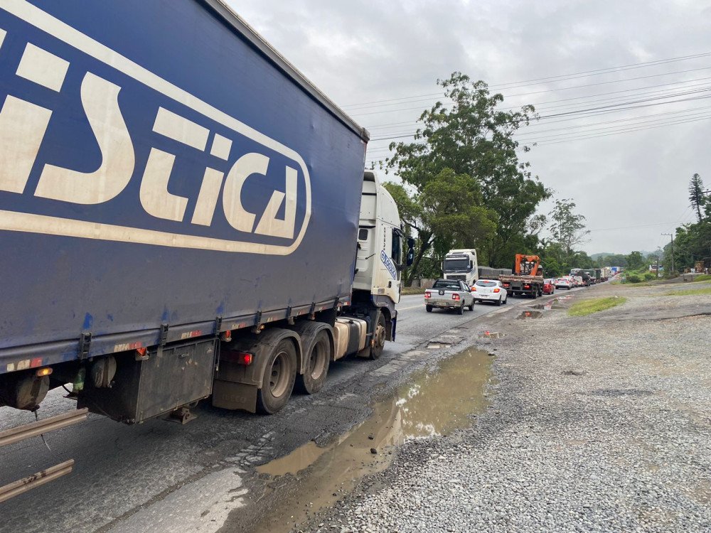 BR-470 registra longas filas na manhã desta quarta-feira