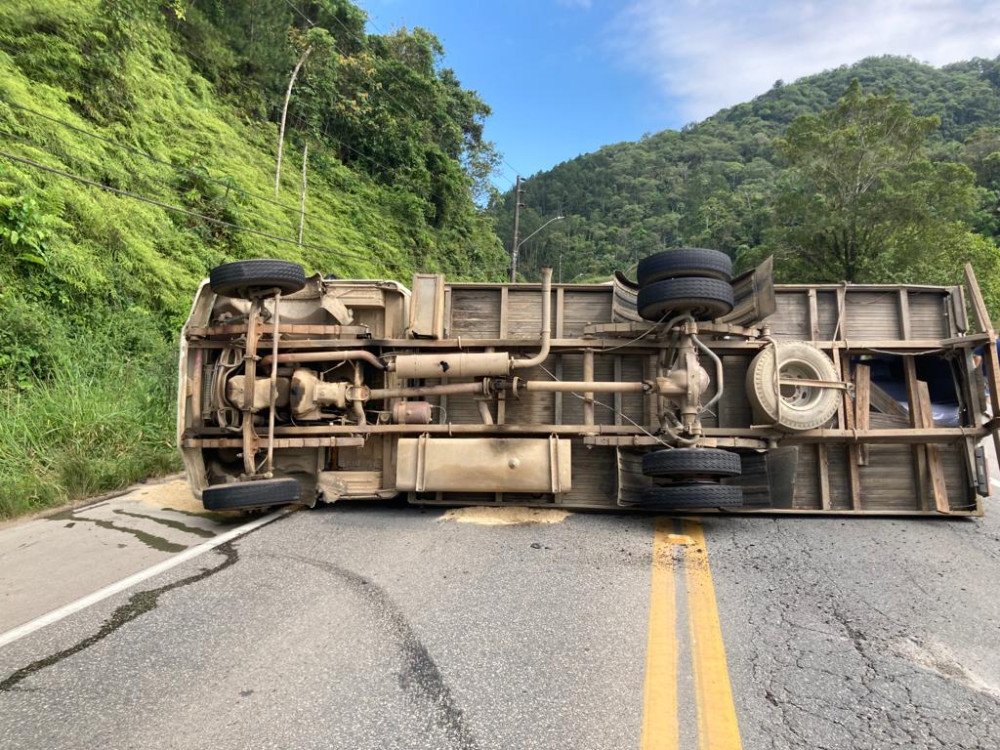 Caminhão tomba em Gaspar e deixa uma pessoa ferida