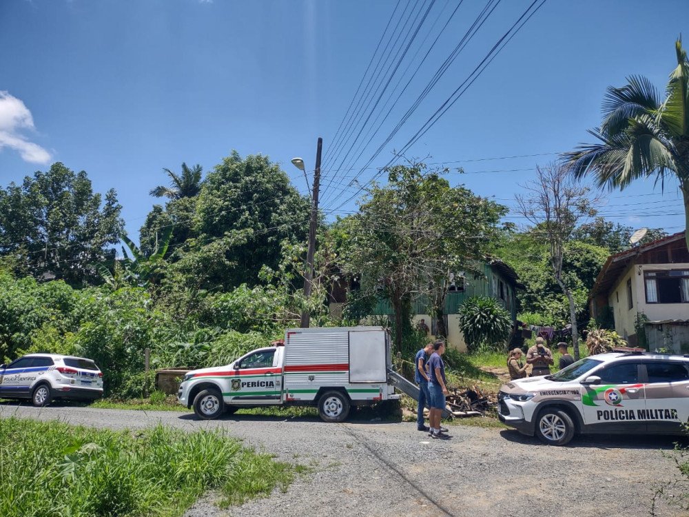 Homem é encontrado morto dentro de casa em Blumenau