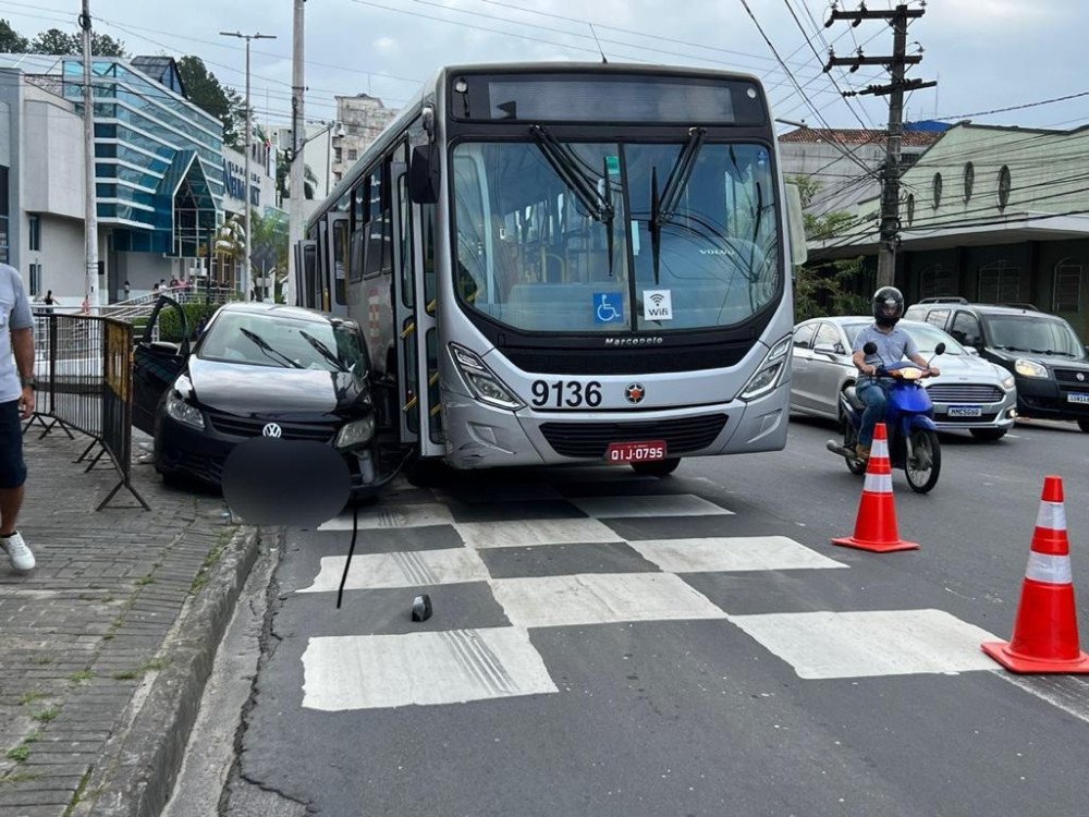 Carro e ônibus batem na Rua 7 de Setembro em Blumenau