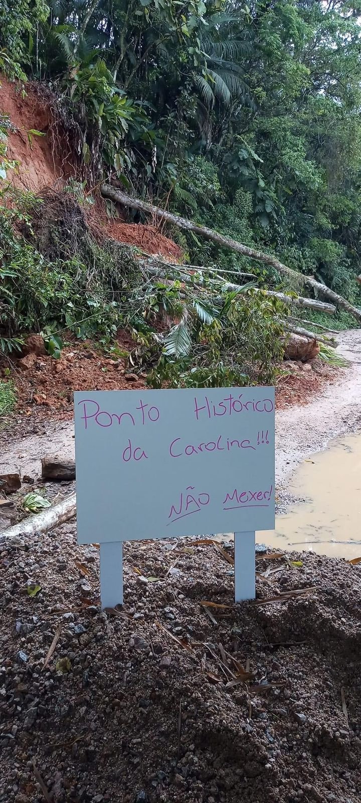 Moradores de Gaspar aguardam remoção de barreira depois das fortes chuvas