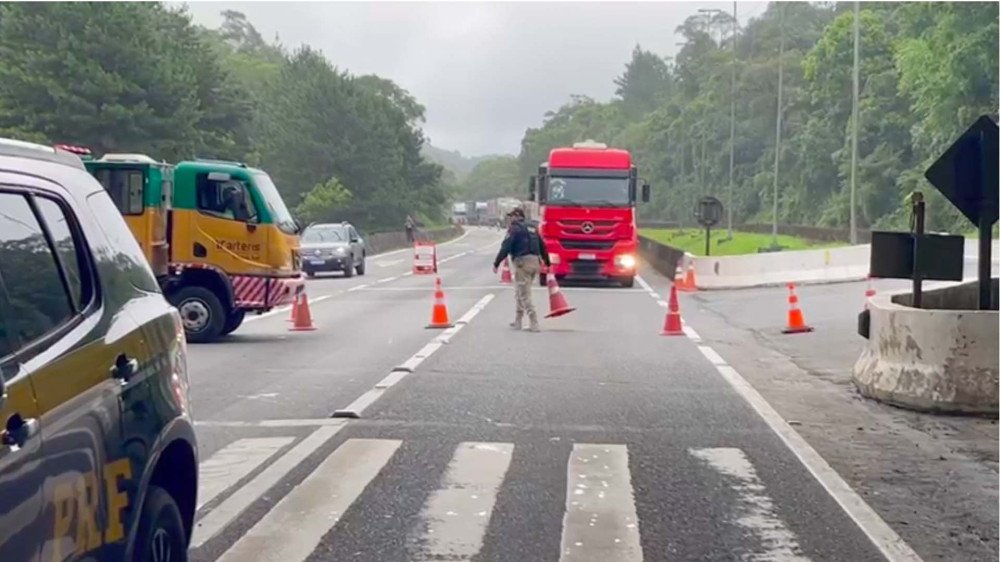 Polícia Rodoviária Federal libera trânsito na BR-376