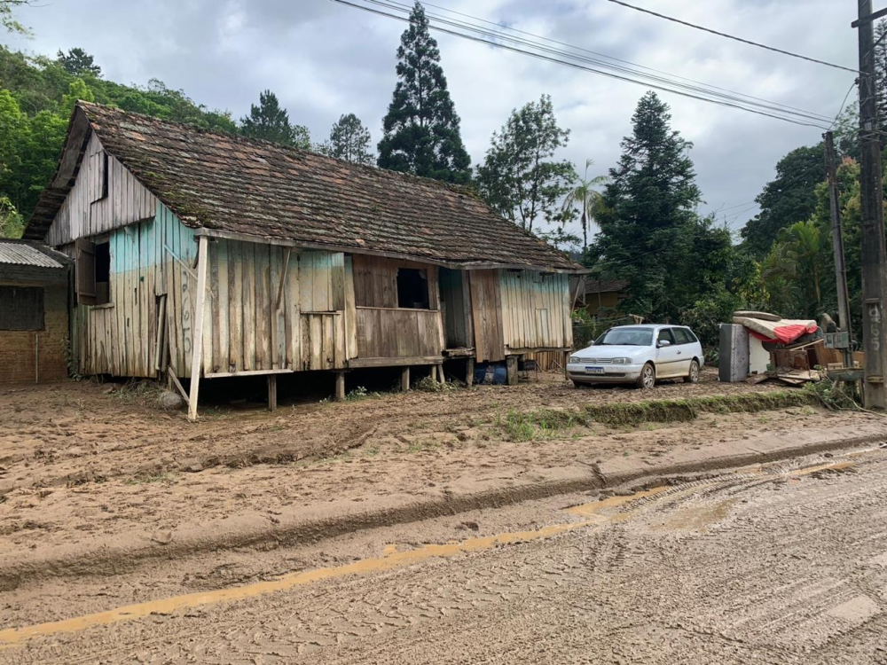 Famílias continuam isoladas em Benedito Novo após enchente