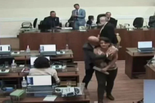 Vereadora de SC é assediada durante sessão na Câmara