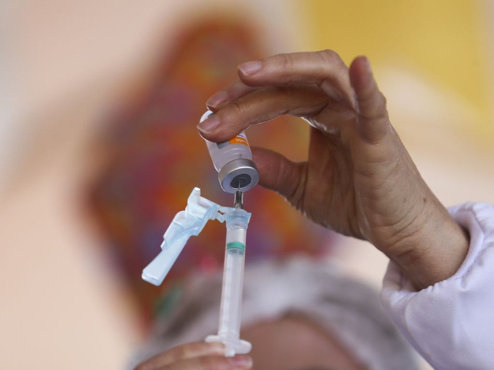 Brasil recebe primeiro lote de vacinas bivalentes contra a Covid-19