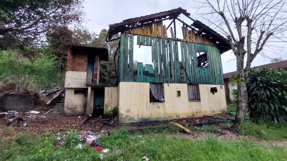Casa usada por pessoas em situação de rua é destruída por incêndio em Blumenau